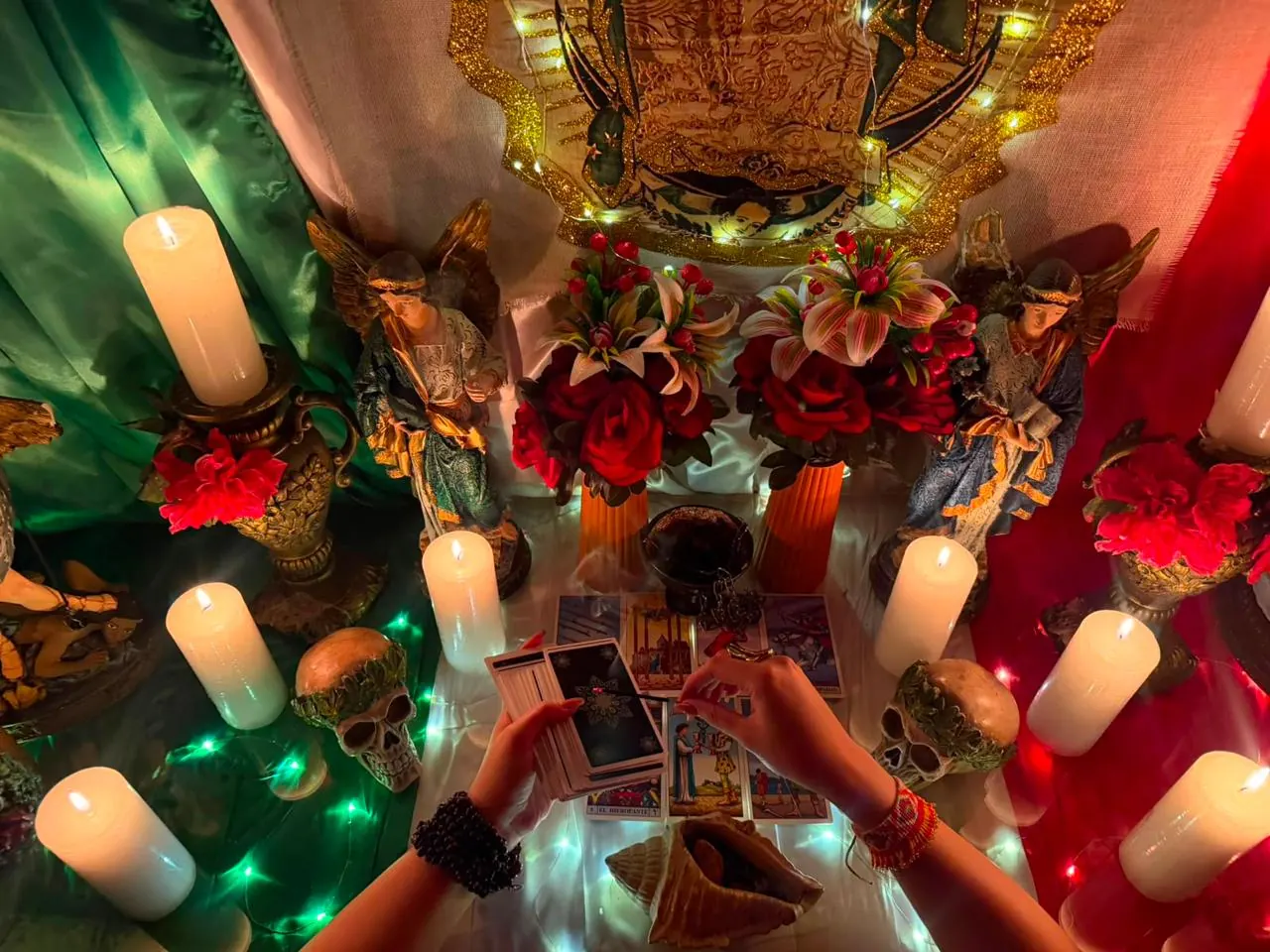 Lectura de tarot frente al altar de la Virgen de Guadalupe