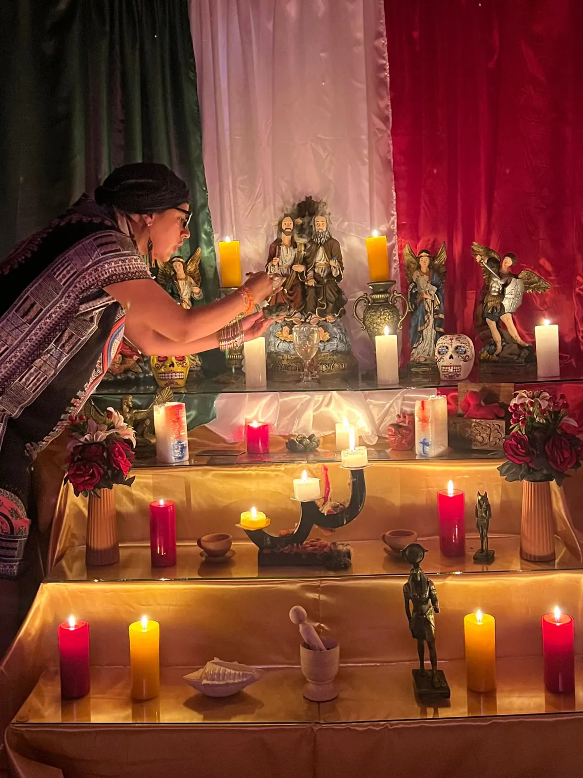 Maestra encendiendo las velas del altar del templo