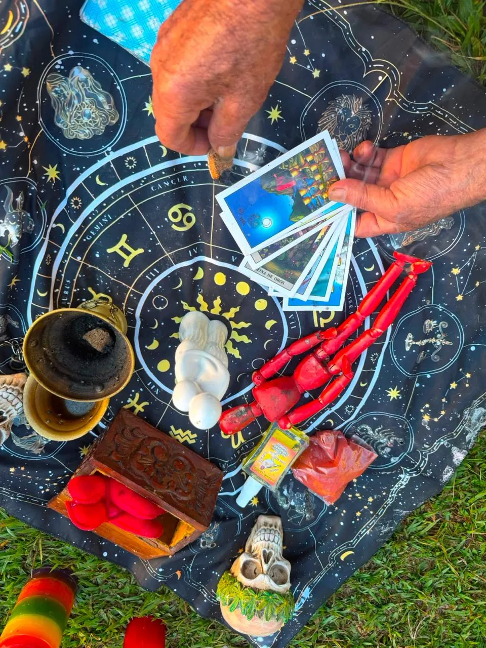Manos de la maestra con las cartas y el sahumerio
