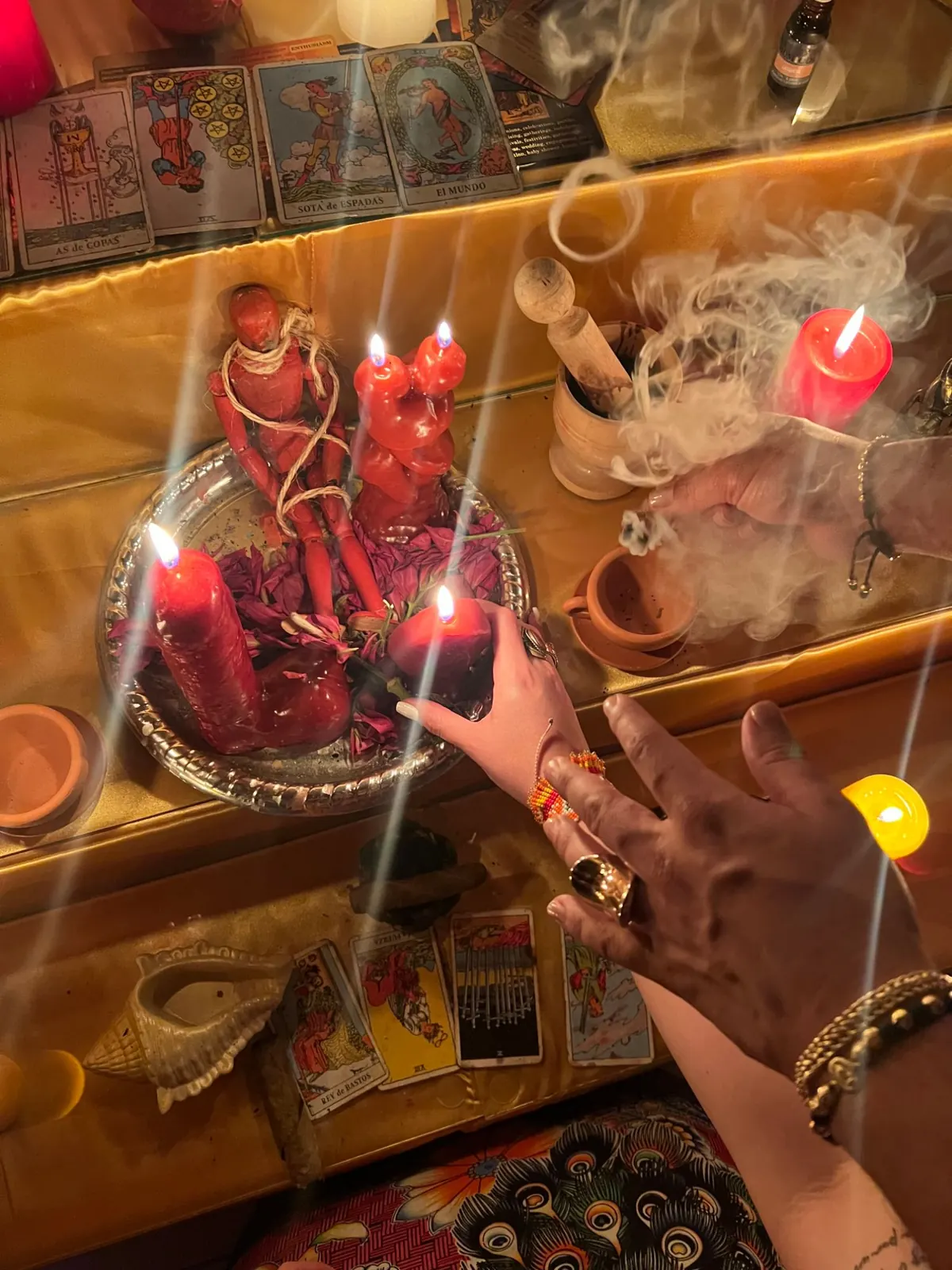 Ritual de amarre con muñeco, velas rojas y cartas del tarot