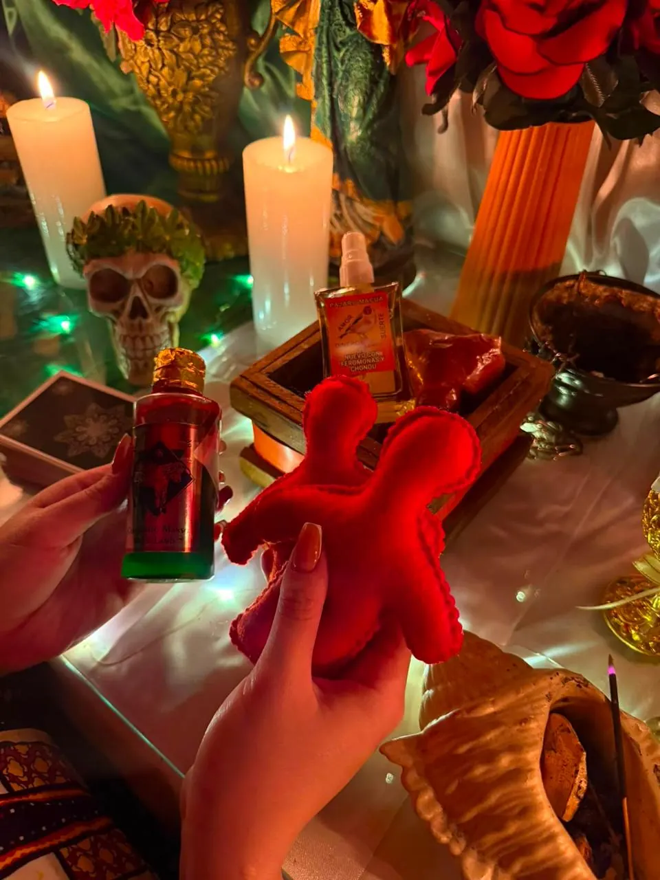 Muñeco rojo y perfume de amor preparados para un ritual