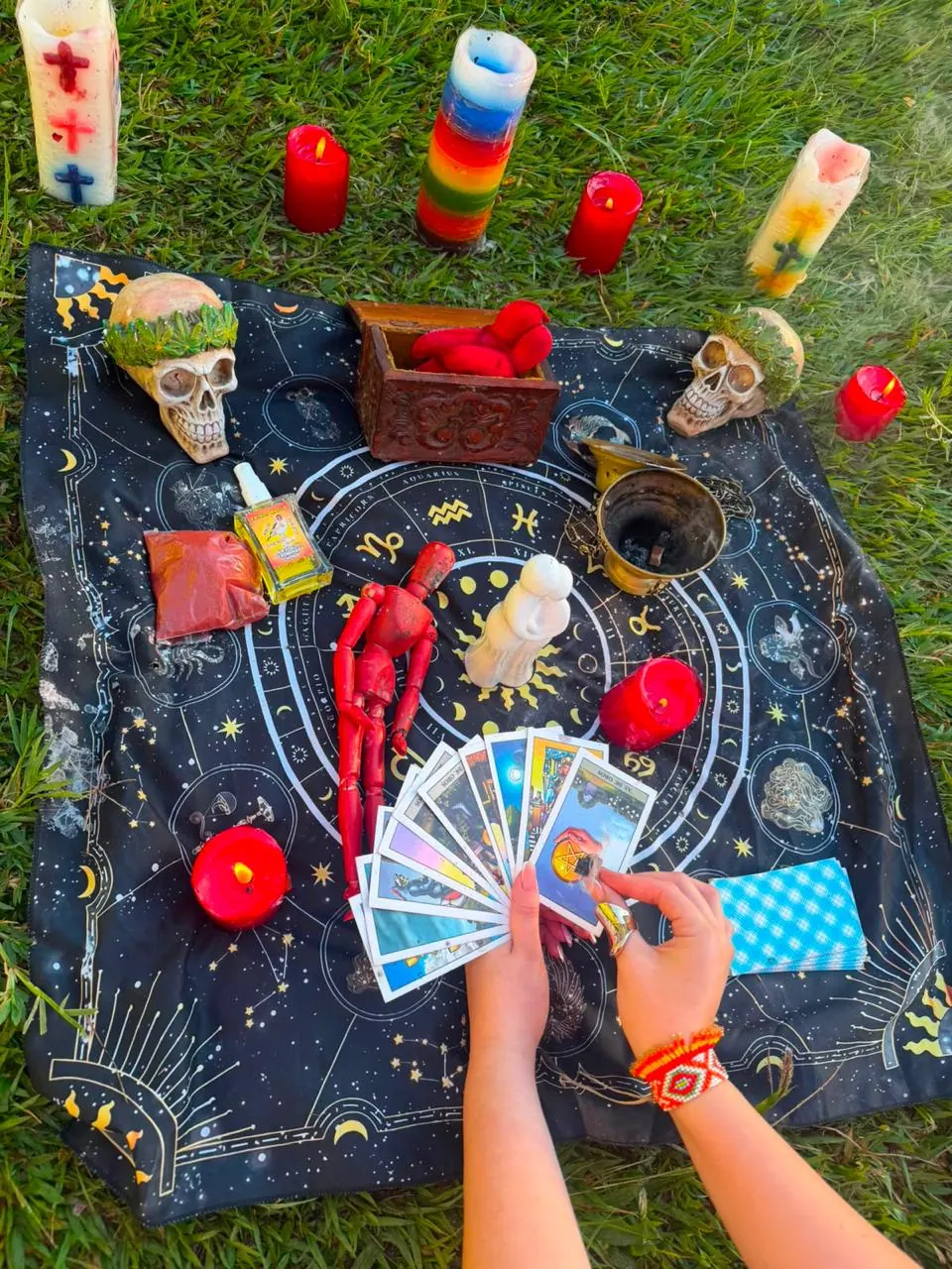 Lectura de tarot al aire libre con velas y calaveras